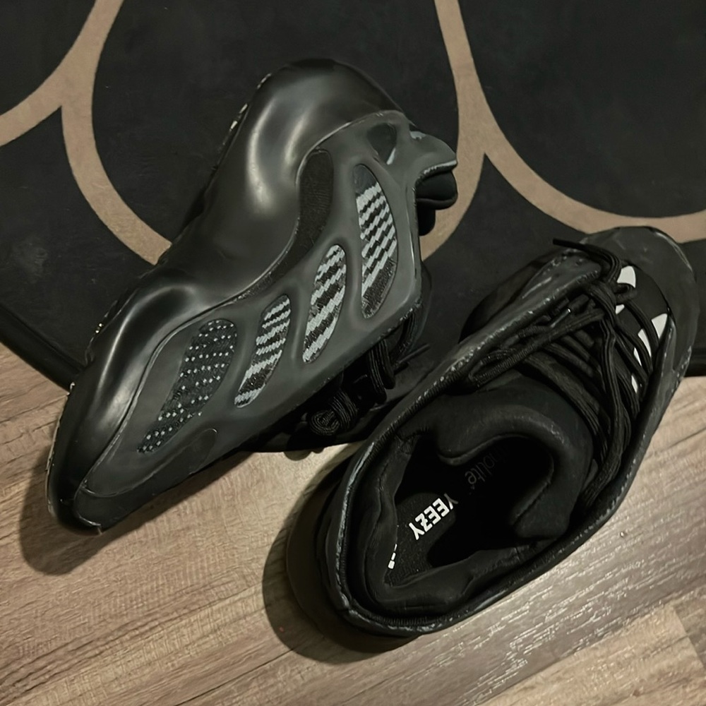 Yeezy 700 worn a couple times need gone